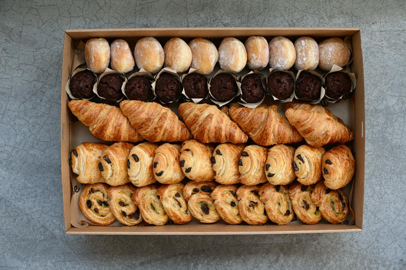 PASTRY BOX FOR 15 PAX