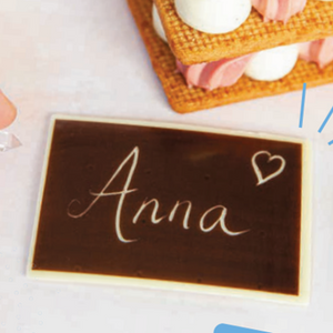 One engravable chocolate tag + 1 candle