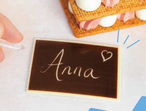 One engravable chocolate tag + 1 candle