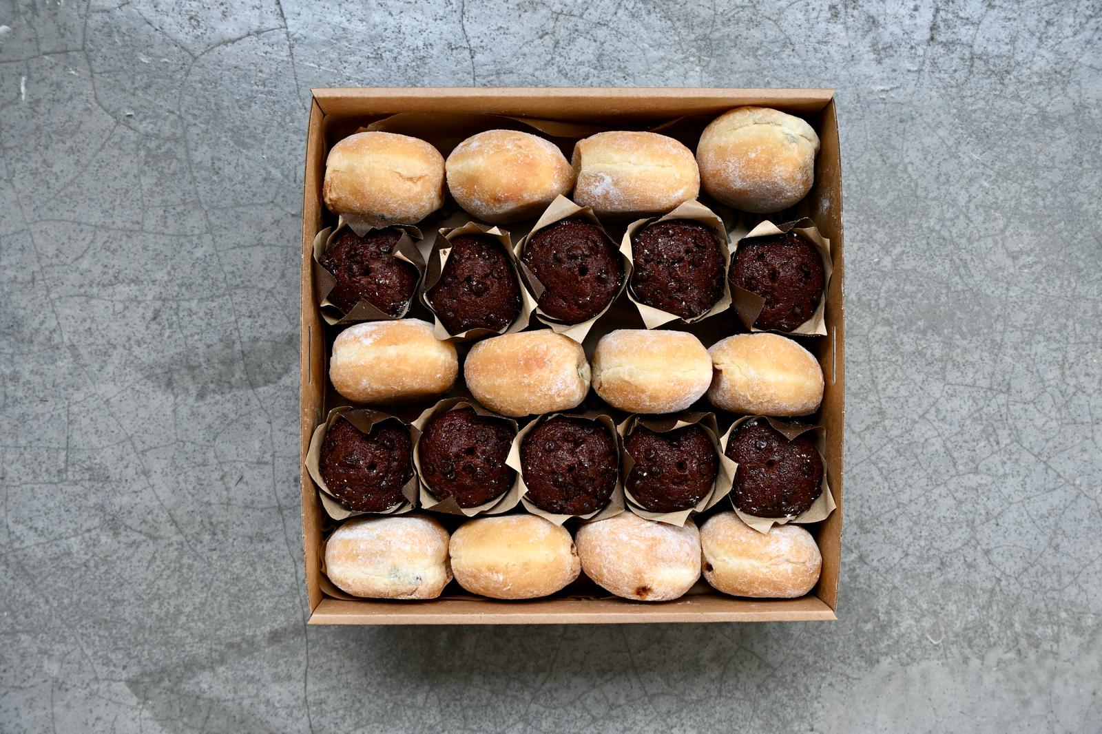 10 Muffins & 12 Beignets