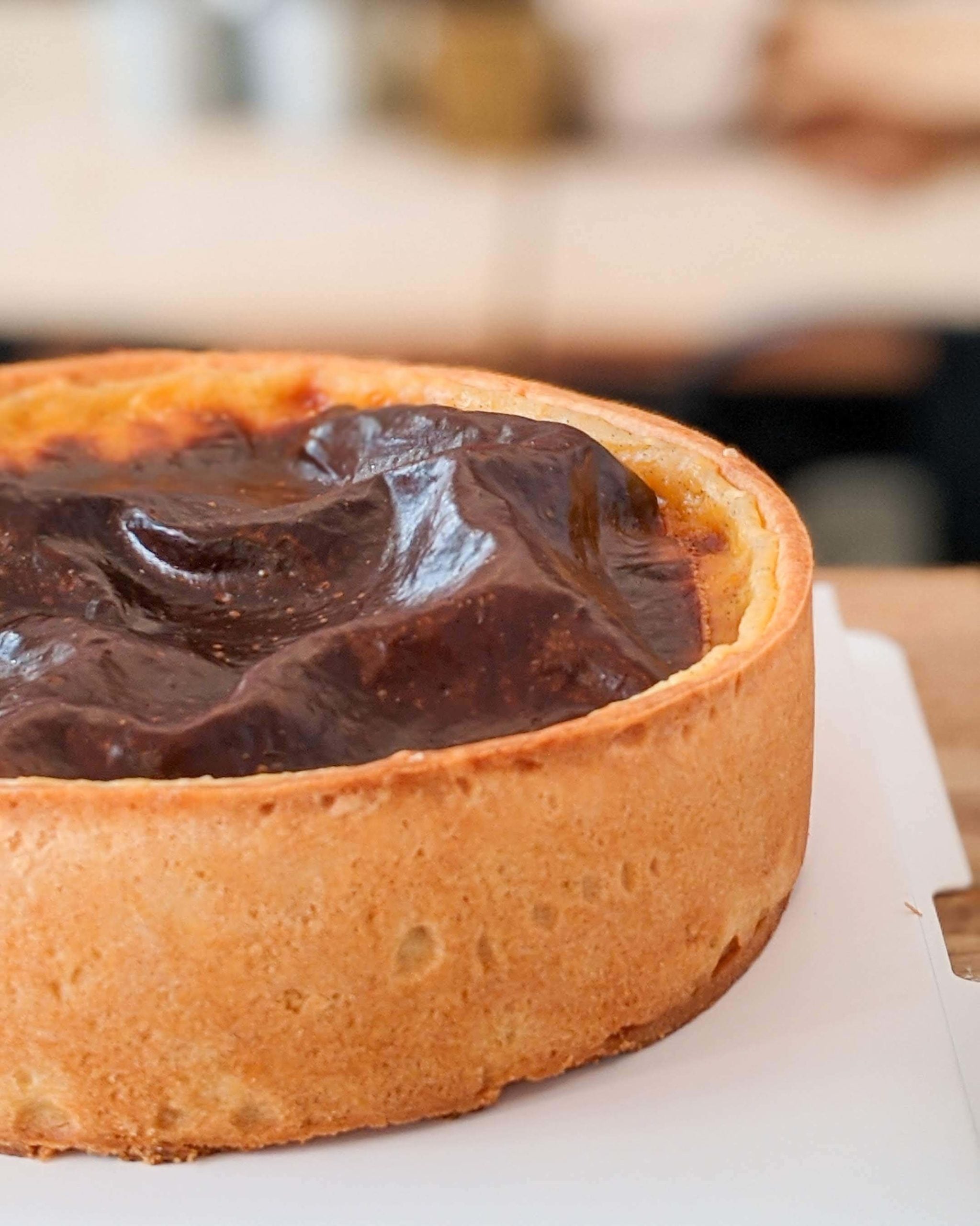 Our Vanilla Parisian Flan is creamy cake, like a French vanilla egg tart. This cake is the typical Sunday lunch dessert for Parisian families.