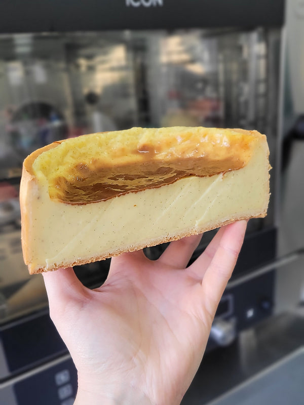 Our Vanilla Parisian Flan is creamy cake, like a French vanilla egg tart. This cake is the typical Sunday lunch dessert for Parisian families.