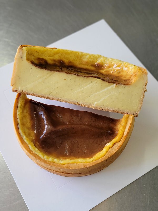 Our Vanilla Parisian Flan is creamy cake, like a French vanilla egg tart. This cake is the typical Sunday lunch dessert for Parisian families.