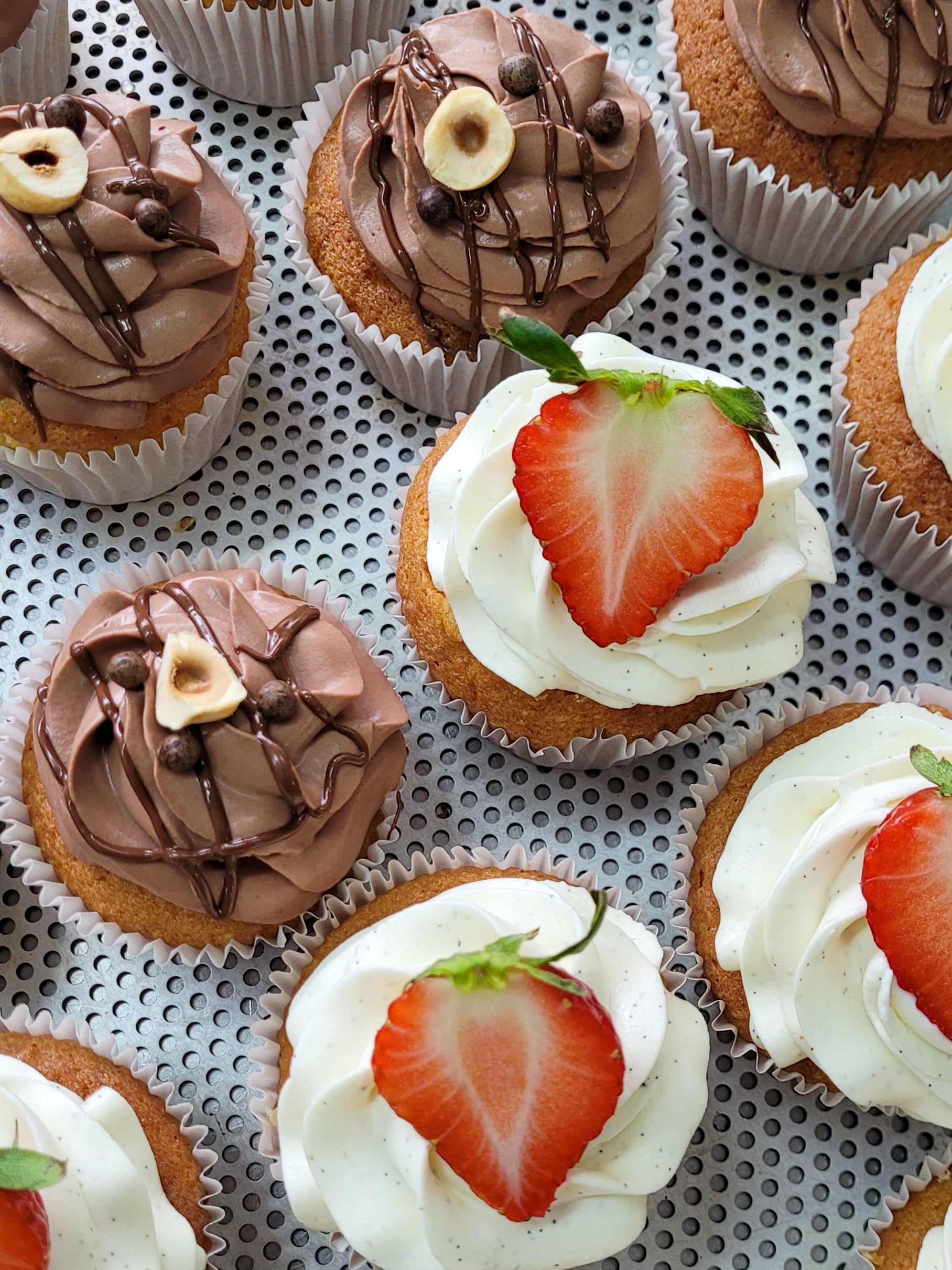 Our cupcakes are definitely one of the best cupcakes in Hong Kong. Made with vanilla base and topped with a choice of either vanilla or chocolate cream.