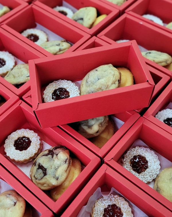 Perfect mini treats package to offer for farewell, corporate parties or any kind of events in Hong Kong. This package included 3 mini treats: 1 mini cookie, 1 madeleines and 1 raspberry sables.